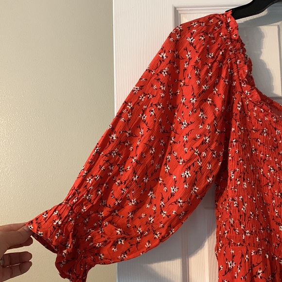 Red floral dress. Size small. Runs a little big due to smocking on the front. - Picture 4 of 6